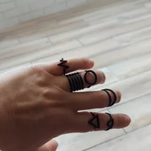 !NEW Black 6 pc Lifeline Triangle Midi Ring Set - Picture 9 of 12